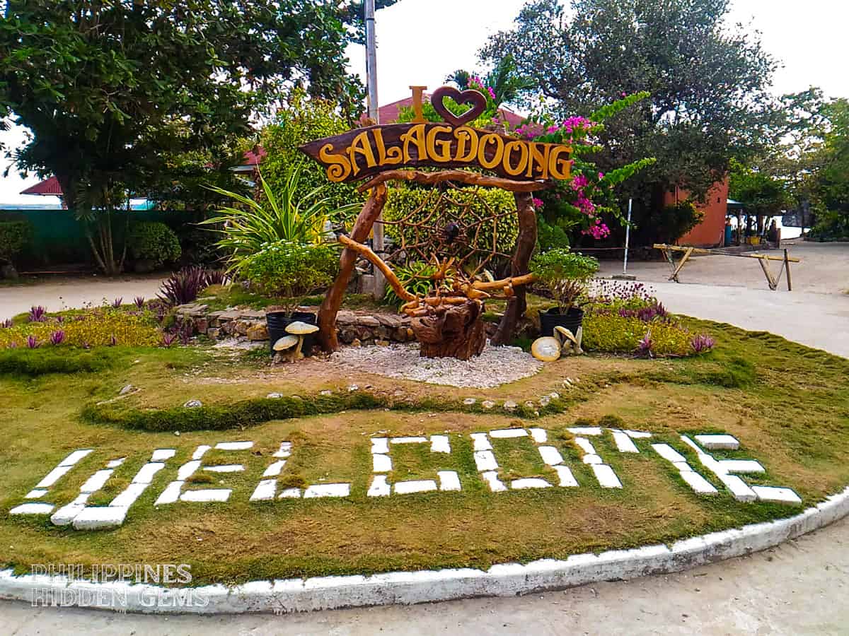 Tour boat on the waters around Siquijor